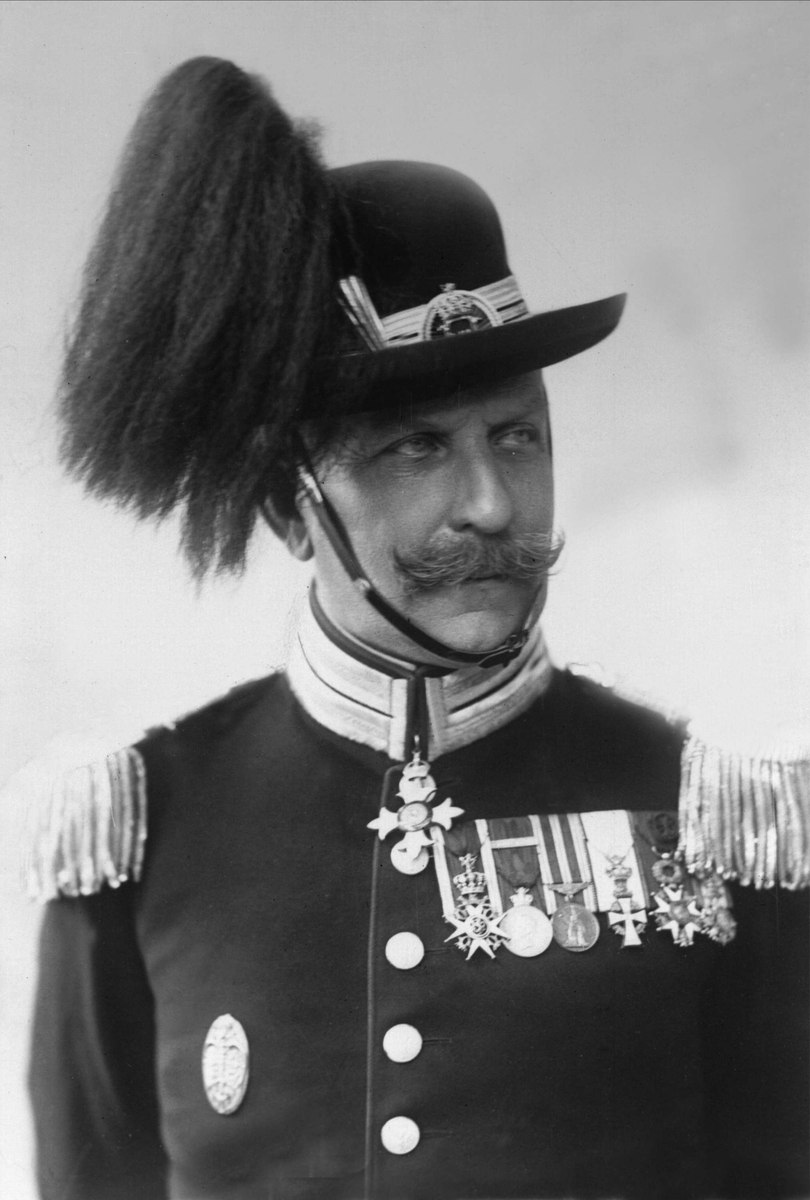 Gustav Borgen, Avfotografering. Portrett, oberstløytnant Graff-Wang i uniform som gardesjef.