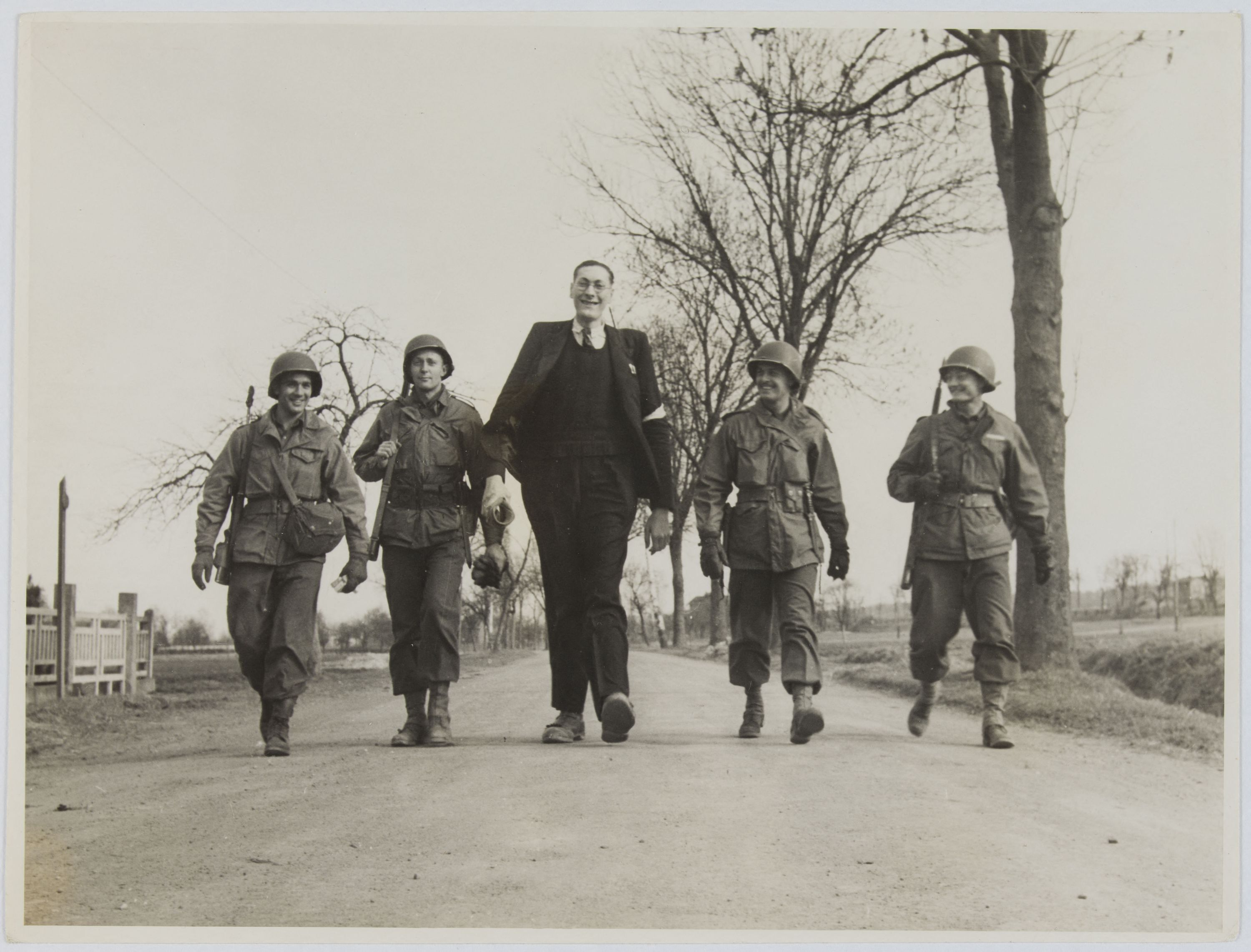 United States Army Signal Corps, Georges Jean Kieffer, dit "Le géant d'Obermodern" (brassard de résistant des FFI), avec quatre soldats américains