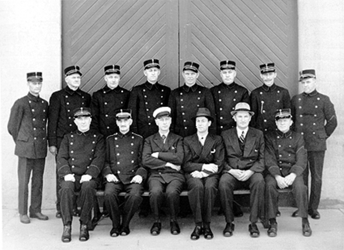 Anno Domkirkeodden, GRUPPE 14 MENN, HAMAR BRANNKORPS, 1. RAD FRA VENSTRE K. ALFSTAD, O. T. HARILDSTAD. BRANNSJEF G. R. HALVORSEN, F. GRINAKER, A. WENNESTRØM, H. KRISTIANSEN, 2. RAD FRA VENSTRE J. RØSBAK, M. MATHISEN, E. EFRING, S, AASEN, A. MAMRTINSEN, T. TOLLEFSEN, E. K. LØVHAUG, I. NYBAKKEN,