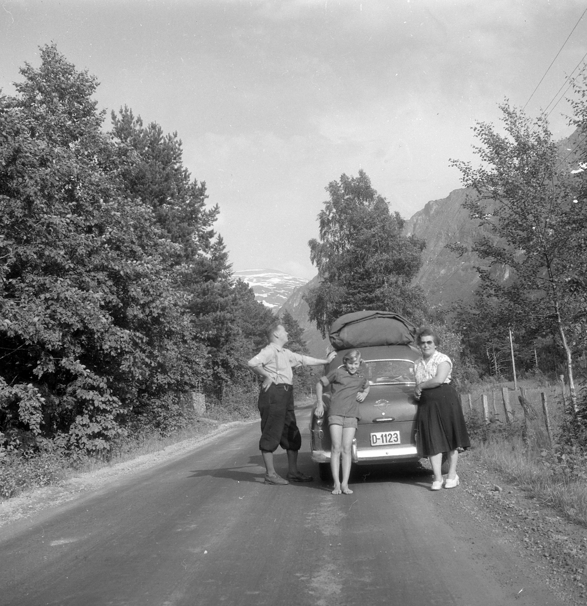 Adolf Skjegstad, Opel Rekord årsmodell 1953-57. D-1123. Ferietur, familie, Adolf, Asbjørg og Petra Skjegstad.