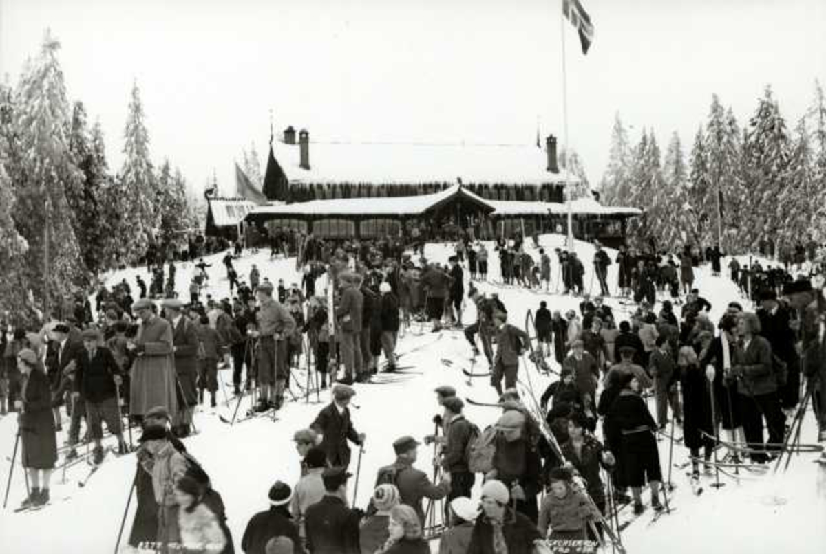 Hermann Christian Neupert, Frognerseteren Restaurant, Nordmarka, Oslo. Vintermotiv. Skiløpere foran restauranten.