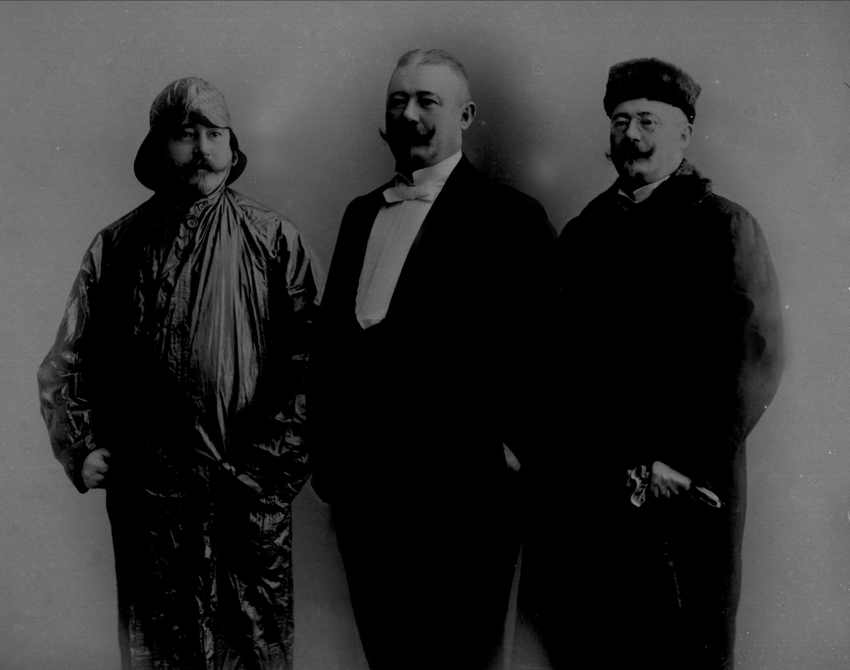 Gustav Borgen, Montasje, Alfred Sand i regntøy, smoking og frakk.