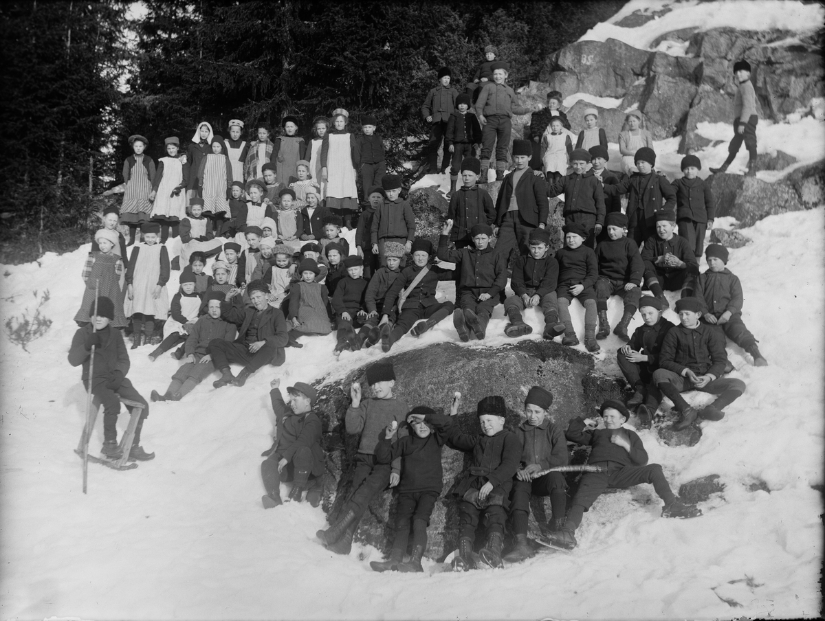 Josef Ärnström, Skolbarnen på berget, sannolikt Böle eller Berge skola, Timrå socken, Medelpad 1911