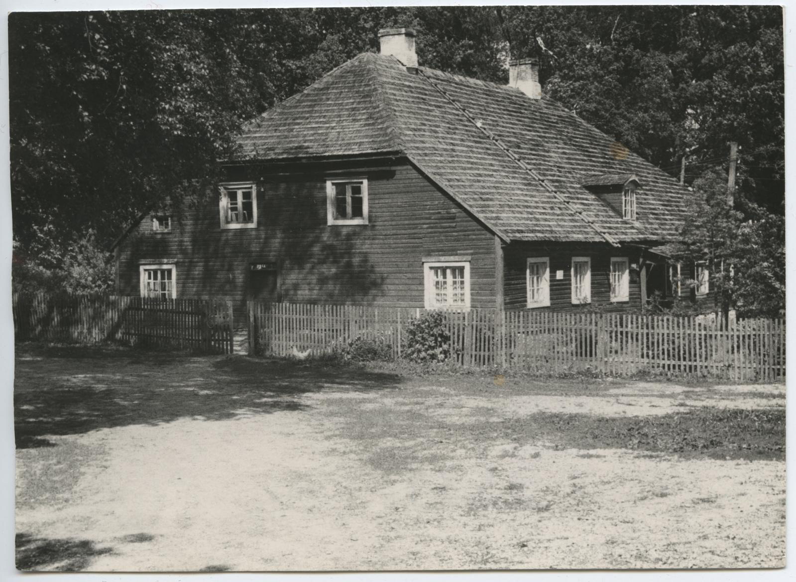 Eduard (associate) Wiiralt, I lennu aktiivi ekskursioon Eduard Viiraltiga seotud paikadesse 12. juunil 1966. Ekskursioonijuht Jaan Eilart. Eduard Viiralti lapsepõlvekodu endises Varangu mõisas Järvamaal.