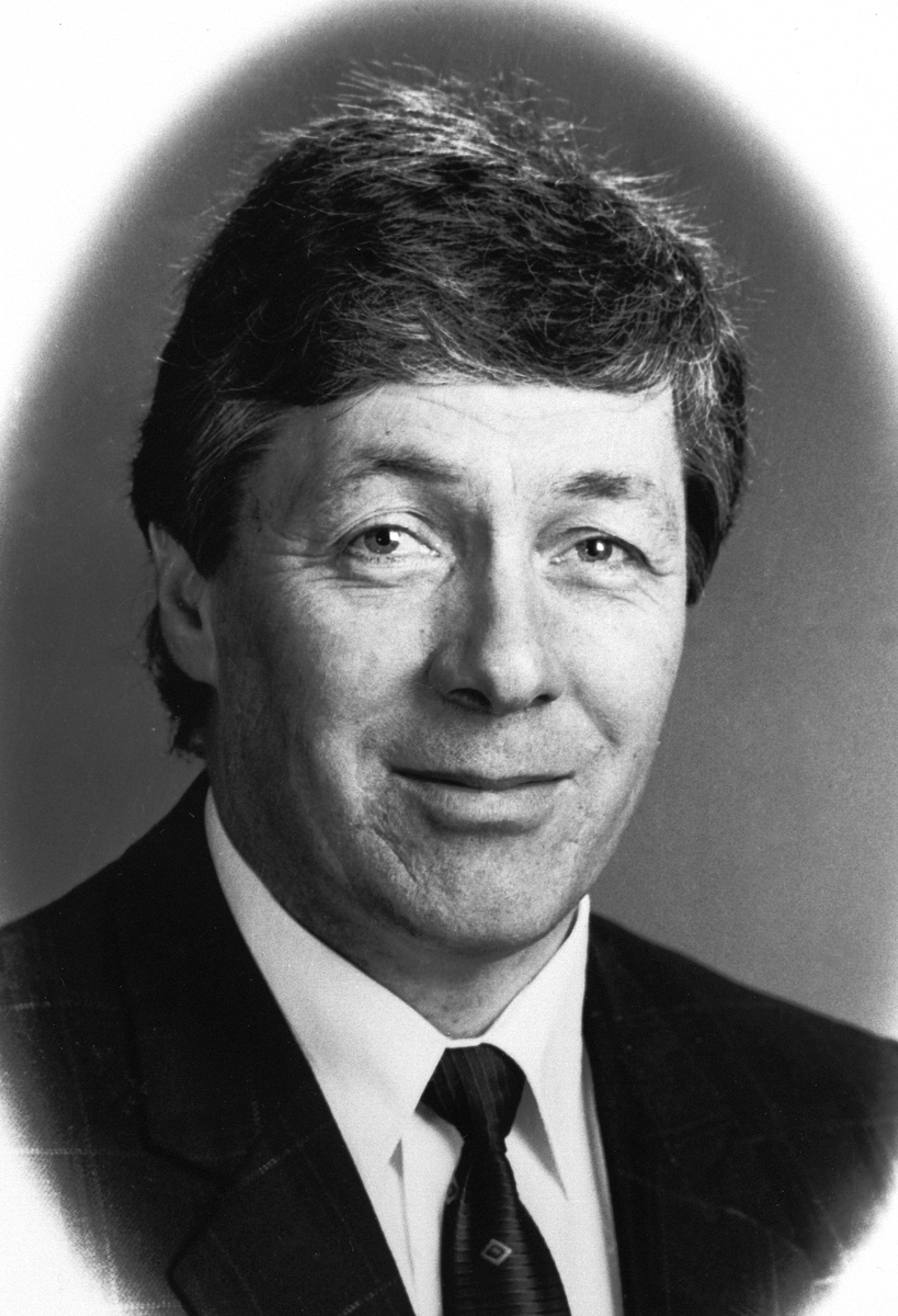 Anno Domkirkeodden, SMEDMESTER ÅGE HAUGSTAD. FORMANN I HAMAR HÅNDVERKERFORENING 1980-1988. ÆRESMEDLEM FRA 19 JUNI 1993