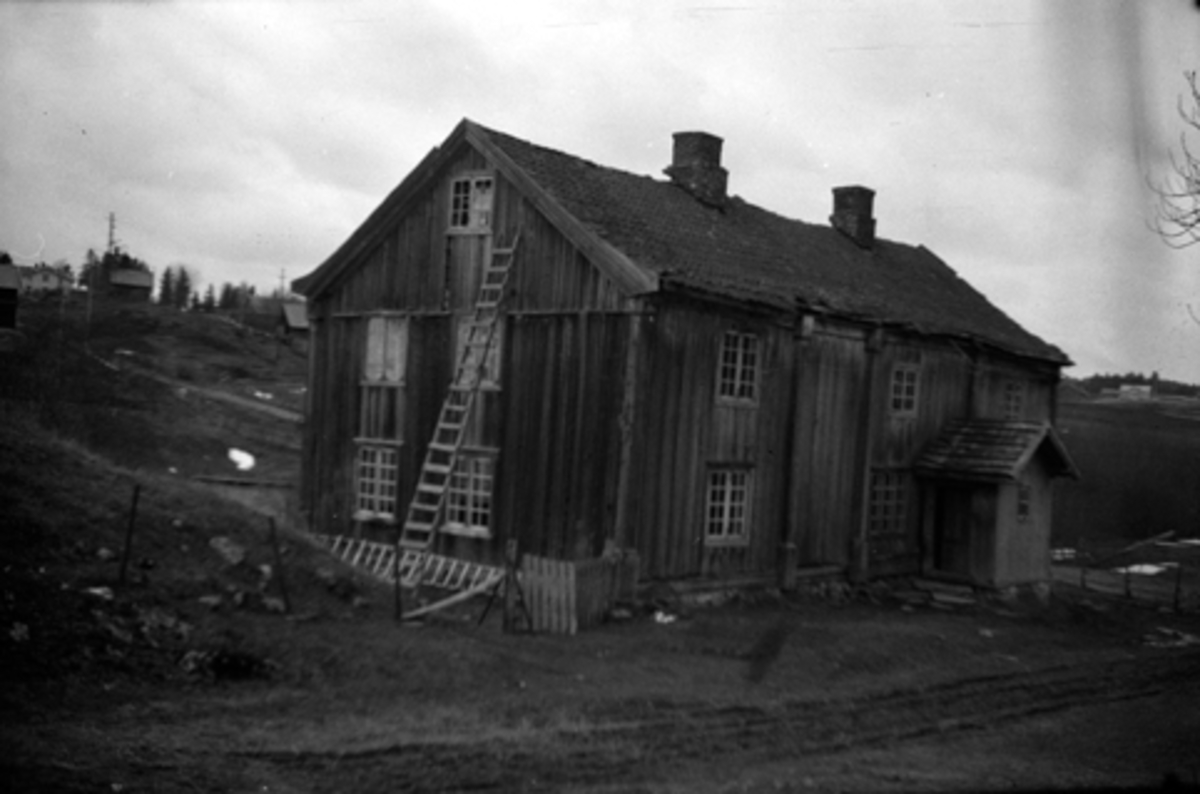 Toralv Bleken-Nilssen, KOKSHUS. NES i Ringsaker. BYGNING. 412