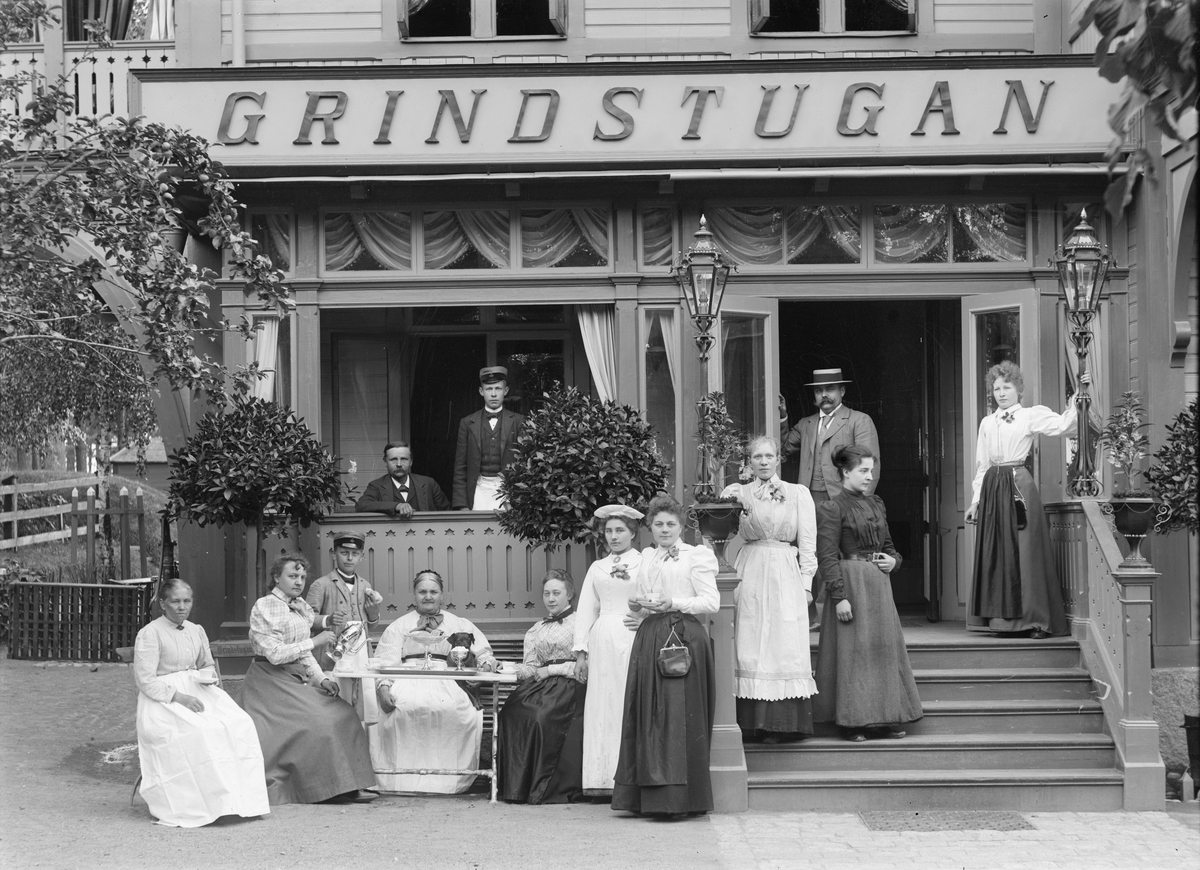 Henri Osti's Fotografiateliér, Master L Engström with staff, Grindstugan, Kåbo, Uppsala 1899