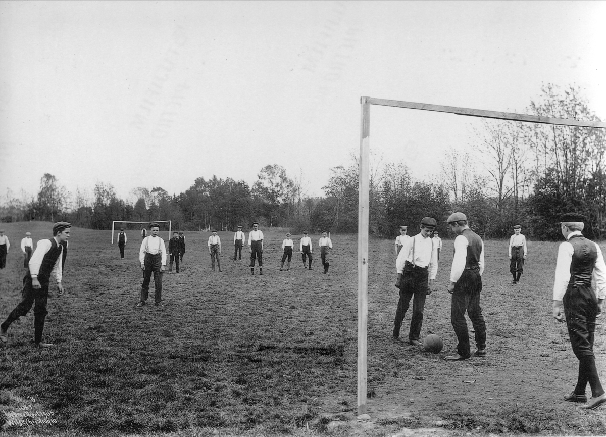 Anders Beer Wilse, Prot: Hartmanns skole Hvalstad Fotboldpladsen