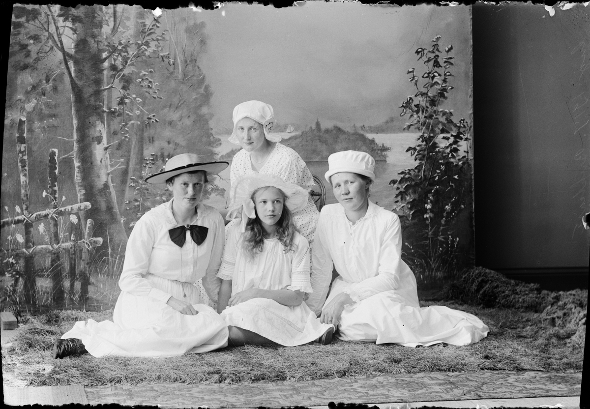 Skötsner-Edhlund, Ruth Skötsner, Sara och Tyra Edhlund tillsammans med en kvinna, Östhammar, Uppland