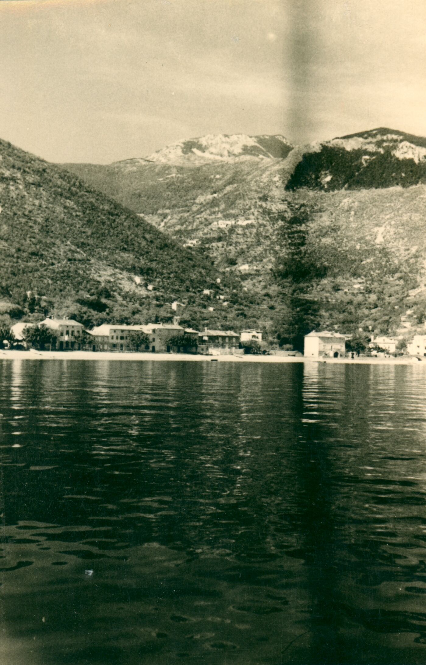 Branko Fučić, Mošćenička Draga, veduta s mora, u pozadini Učka