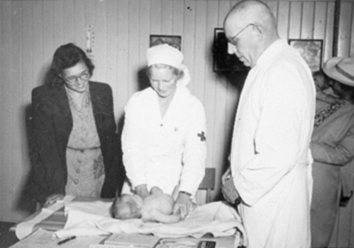 Anno Domkirkeodden, INTERIØR: MIDTBYEN SKOLE, SPEBARNKONTROLL, GRUPPE 4, STADSLEGE DOKTOR OTTO SØBERG, HELSESØSTER, MOR OG BARN