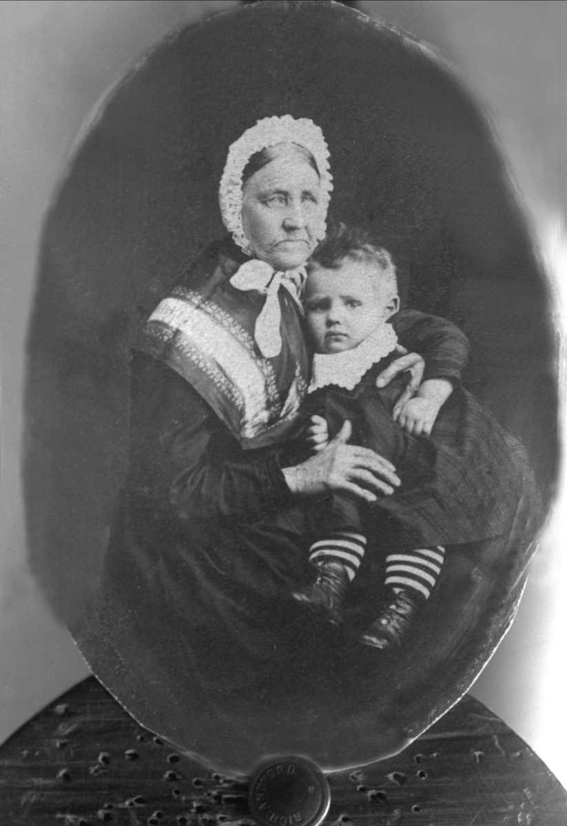 Gustav Borgen, Avfotografering. Eldre kvinne med barnebarn på fanget.