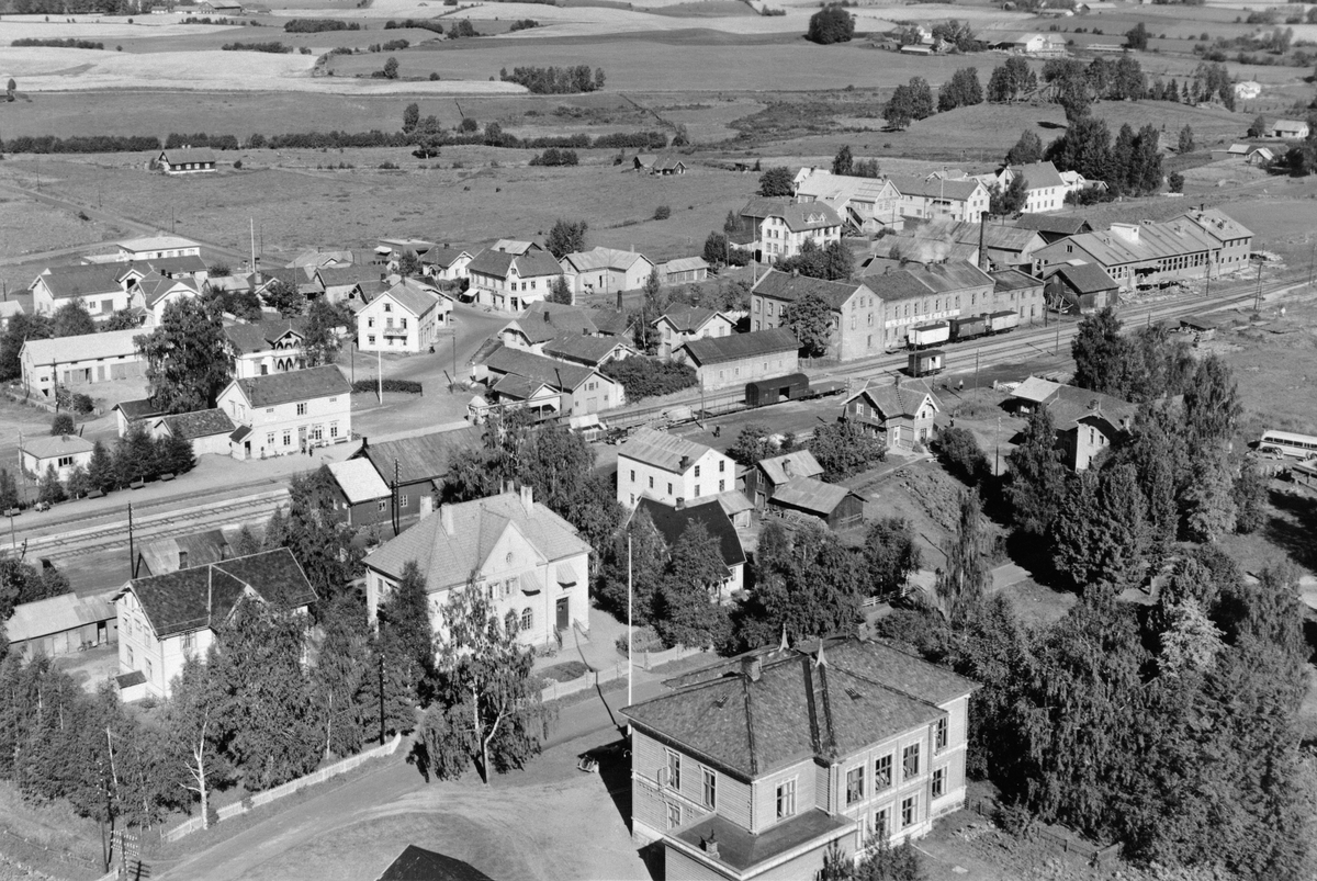Widerøes Flyveselskap A/S, FLYFOTO, LØTEN SENTRUM 1951, MOT NORDØST MED TINGBERG I FORGRUNNEN