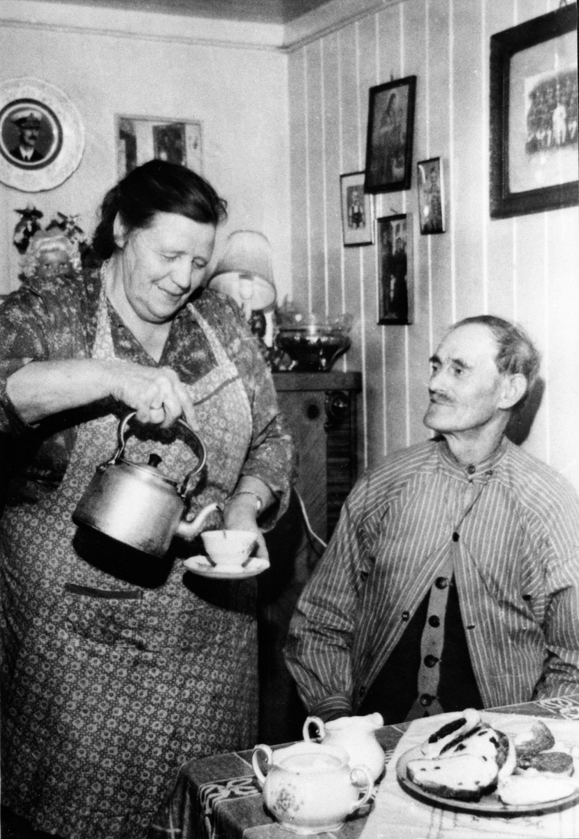 Anno Domkirkeodden, ENGSTAD, PAULINE OG LUDVIG BRUVOLD, INTERIØR KJØKKEN, SKJENKER KAFFE MED KAFFEKJELE