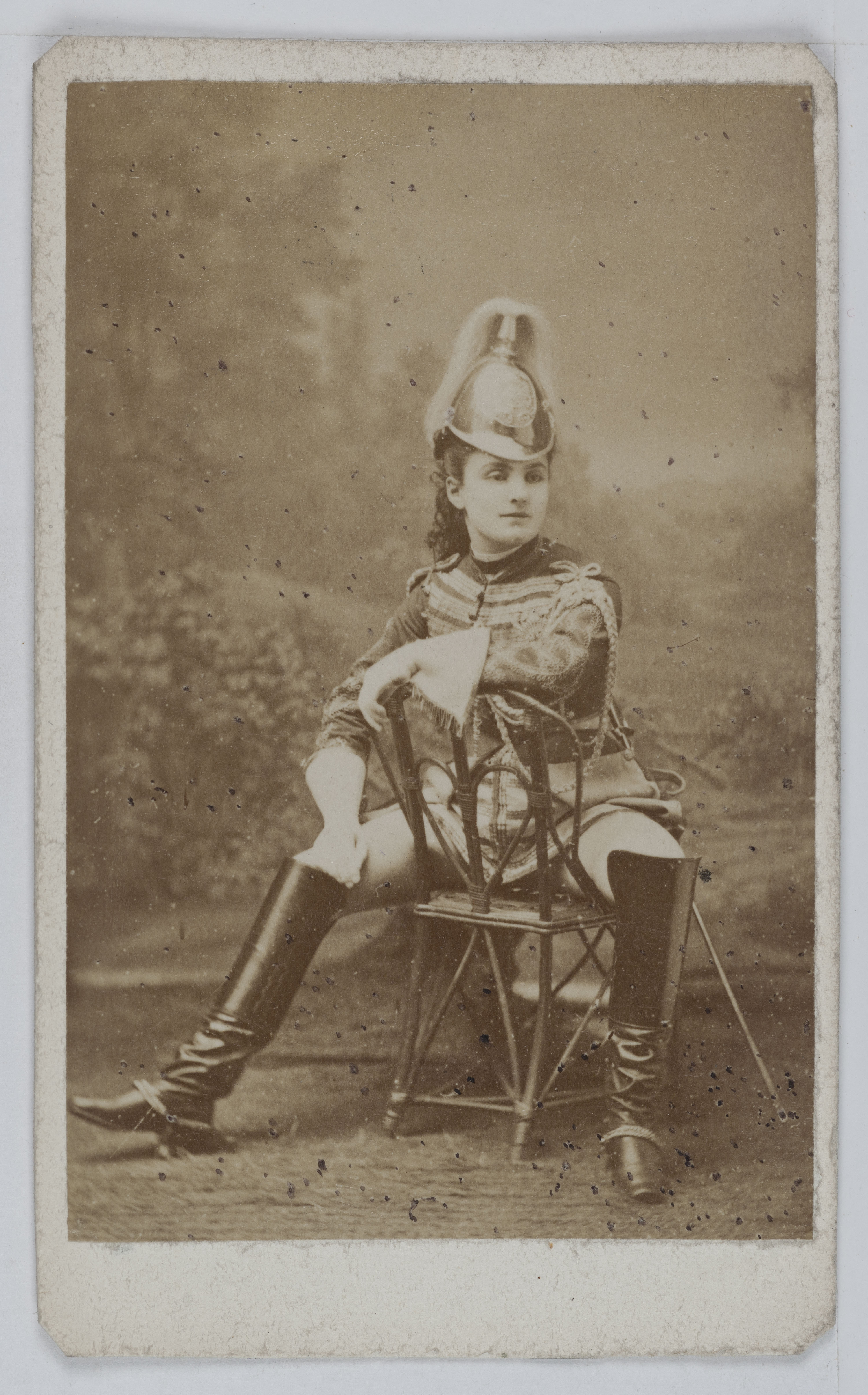 Anonyme, Portrait d'Augustine-Alexandrine Toulet (1849-1931), dite Alice Regnault, actrice de théâtre entre 1869 et 1880, dans son costume de Horse Guard pour la pièce, "Le Trône d'Ecosse".