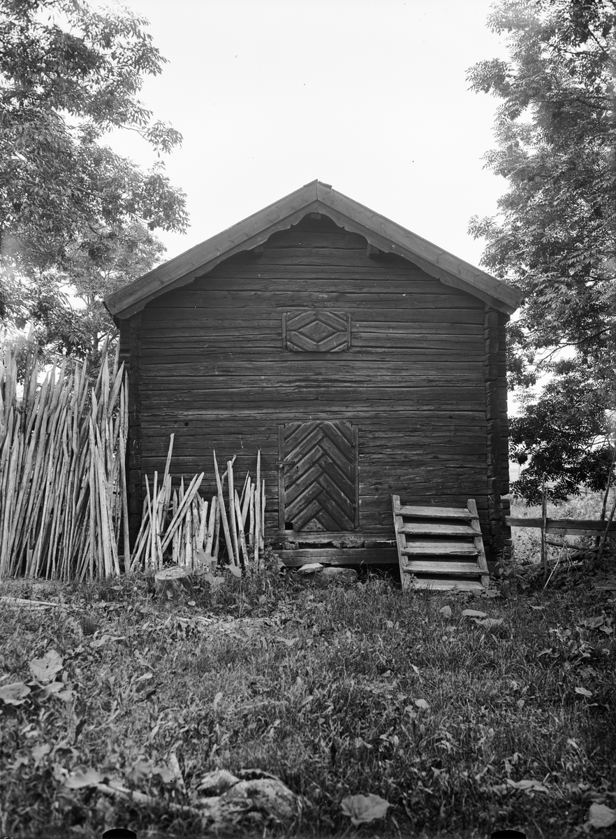 Paul Sandberg, Spannmålsbod vid Börje prästgård, Börje socken, Uppland 1935