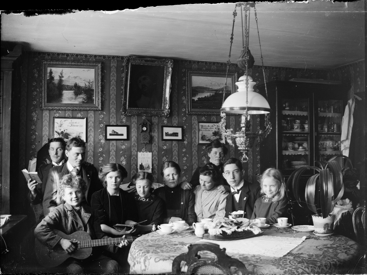 Skötsner-Edhlund, Grupporträtt i hemmiljö, Östhammar, Uppland