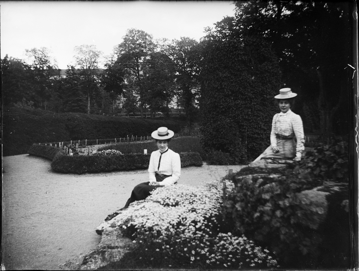 Okänd,, Två kvinnor sitter i Botaniska trädgården, Uppsala
