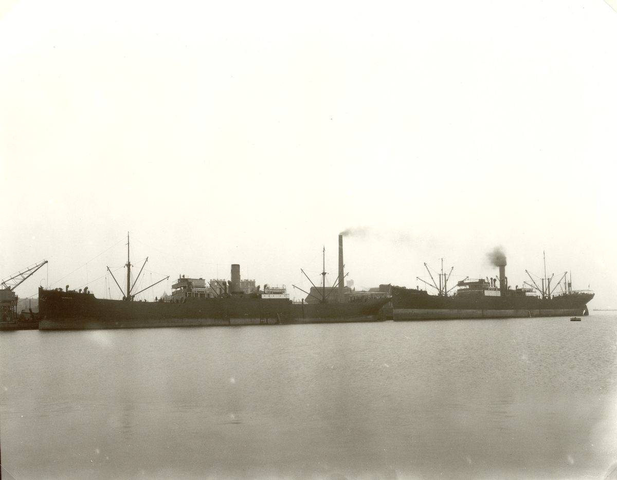 Unknown artist, Fartyg vid Finngrundet med margarinfabriken i bakgrunden. Bilden beställd av Margarinbolaget SVEA, Kalmar.