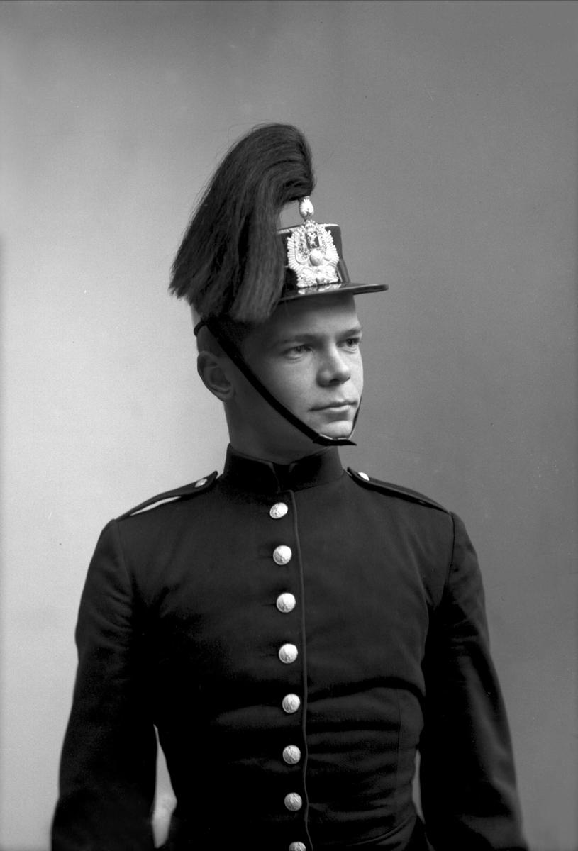 Gustav Borgen, Portrett, mann i kadettuniform.