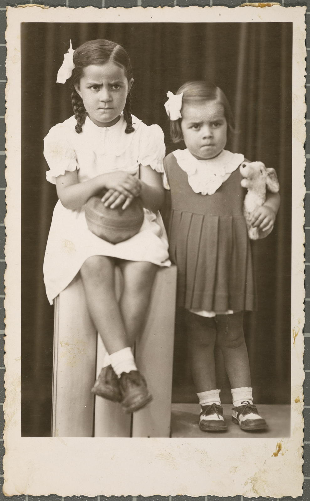 Desconegut, [Portrait of two girls]