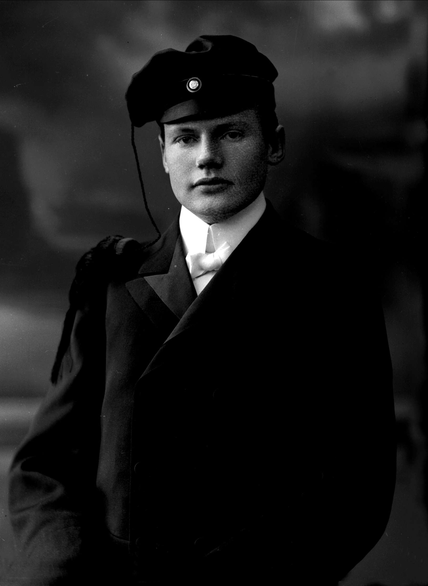 Gustav Borgen, Portrett, mann med studentlue. Knut Strand.