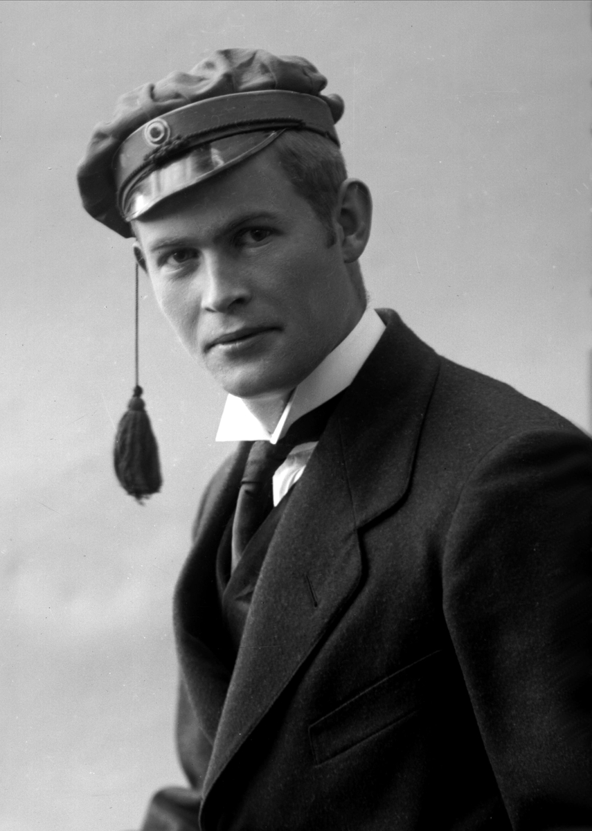 Gustav Borgen, Portrett, mann med studentlue, Trygve Skjeggestad.
