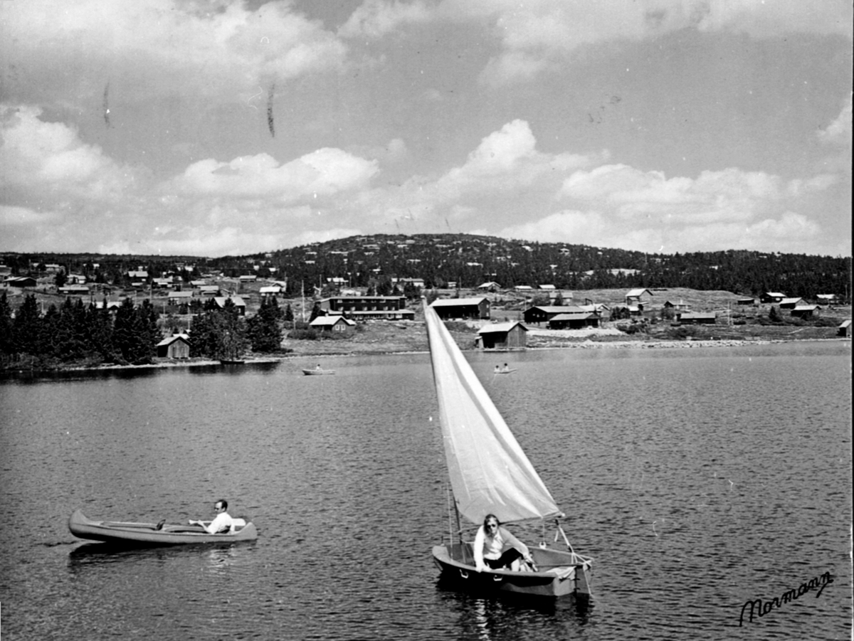 Anno Domkirkeodden, Sjusjøen, båter på vannet, kano, seilbåt, hyttebebyggelsen i bakgrunn.