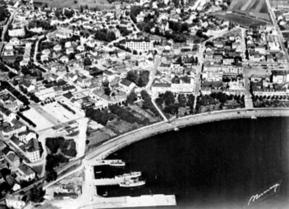 Anno Domkirkeodden, FLYFOTO, KONENTRERT SENTRUM FRA MJØSA, HAMAR BRYGGE, STORTORGET, HAMARBUKTA