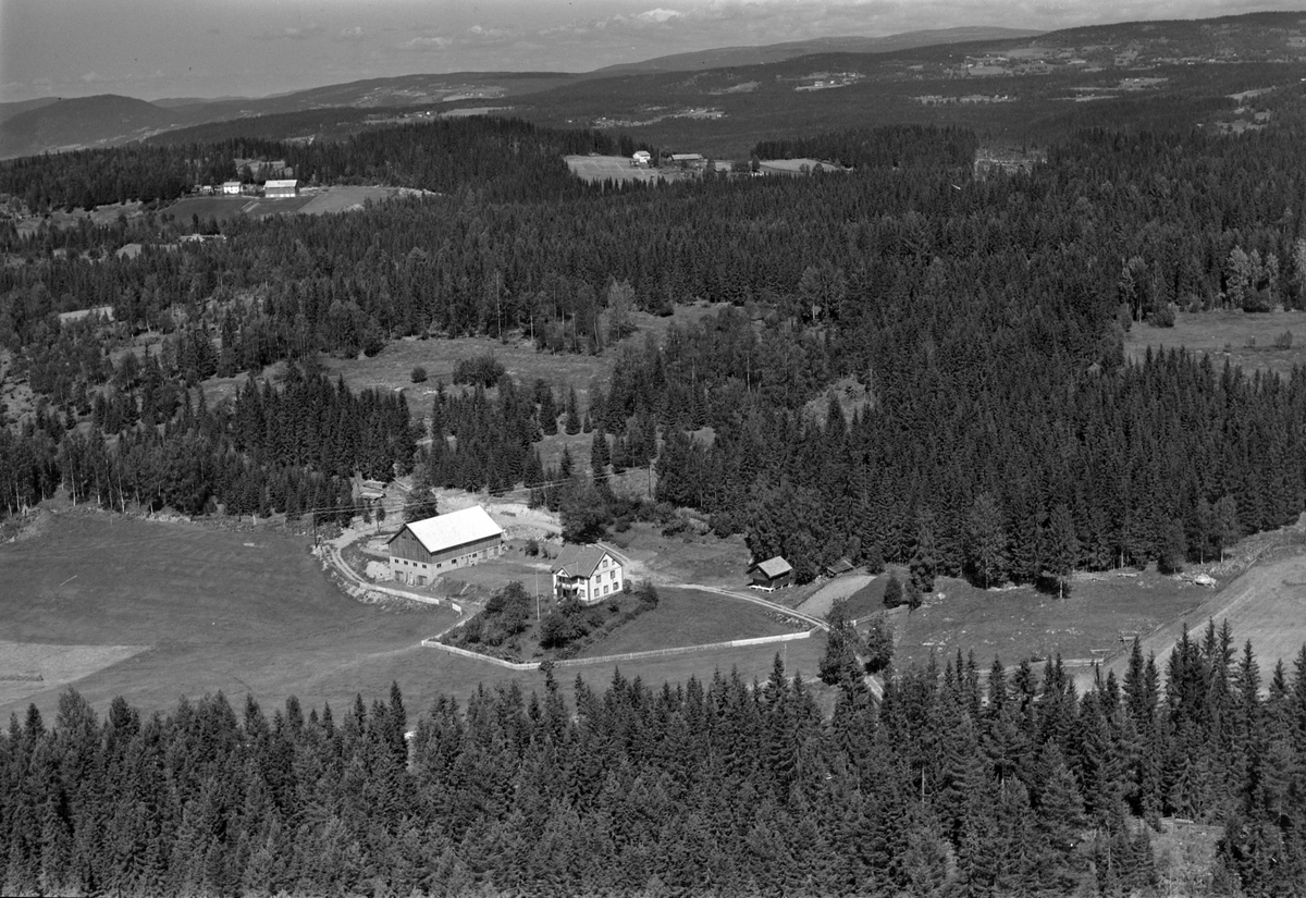 Widerøes Flyveselskap A/S, Flyfoto av ukjent gard, Brøttum, Ringsaker.