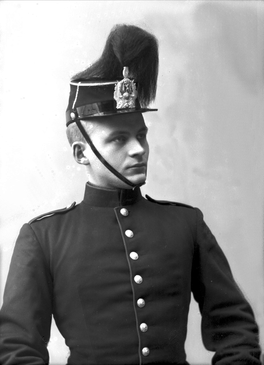 Gustav Borgen, Portrett, mann i kadettuniform.