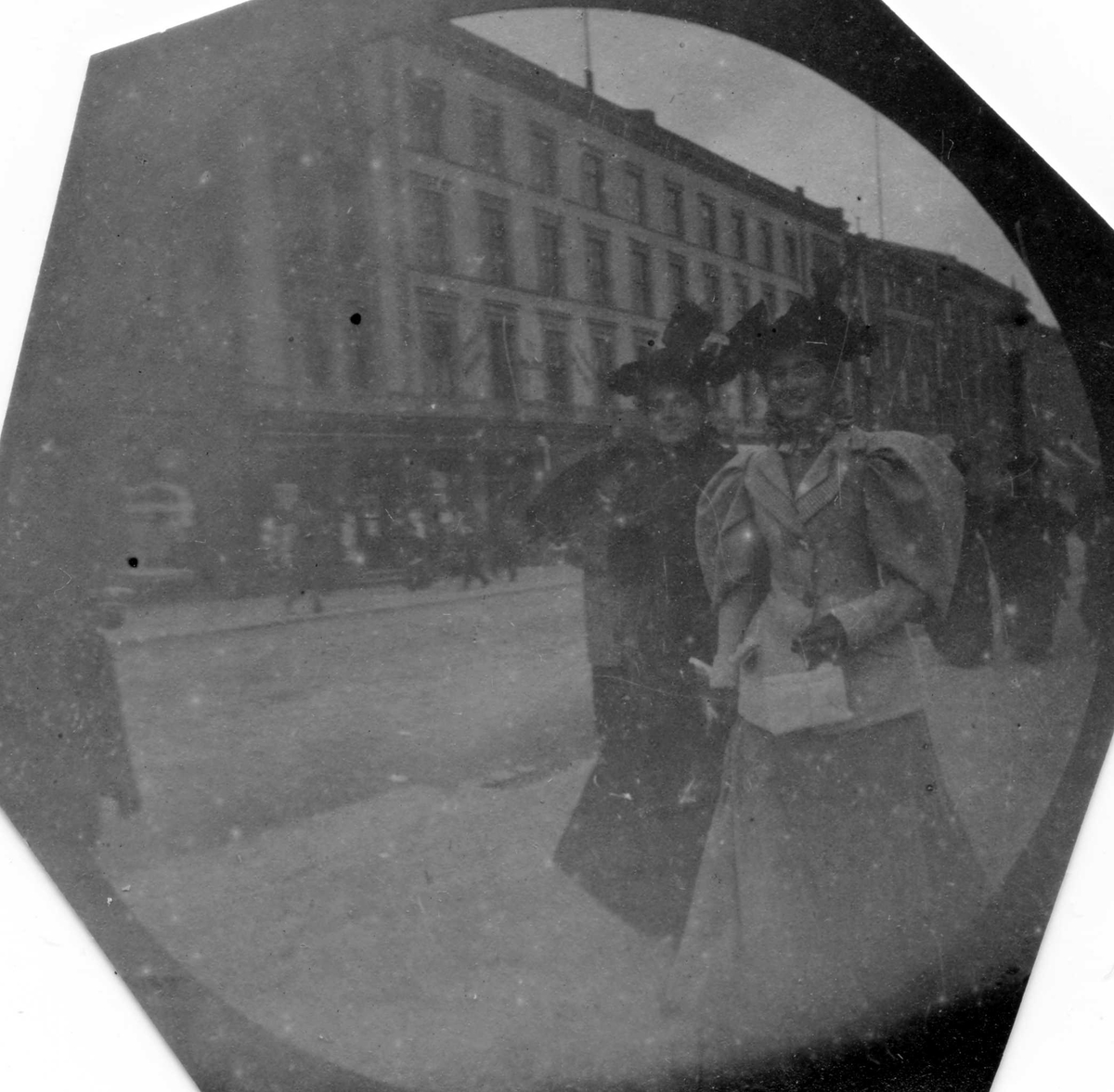 Fredrik Carl Mülertz Størmer, To damer, frøknene Nilsen, spaserer langs Karl Johans gate, Oslo.