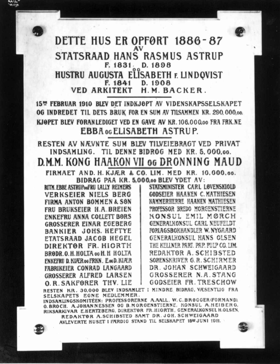 Anders Beer Wilse, Drammensveien 78, Oslo. Det Norske Videnskaps-Akademi. Innskriftstavle i vestibyle 1. etg. fra 1911. Hvit marmor, forgylte bokstaver.