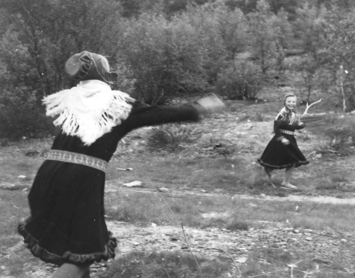 Virginia Raymond Davidson, "Reinsdyr" lek, Susanna Sara kaster lasso etter Inga Eira. Karasjok 1959.
