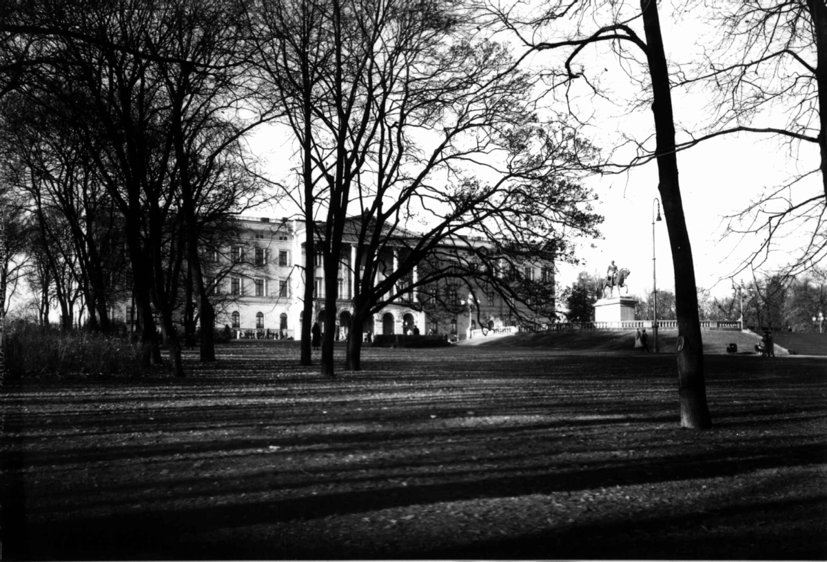 Hermann Christian Neupert, Slottet og Slottsparken, Drammensveien 1, Oslo 1936. Karl Johan-statuen til høyre i bildet. Fotgjengere. Trær.
