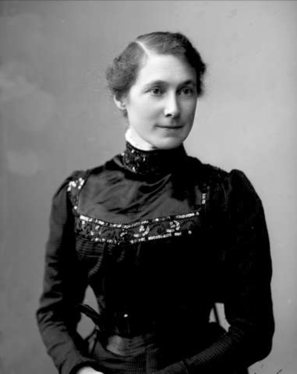 Gustav Borgen, Portrett, kvinne i svart kjole. Frøken Margrethe Nielsen.