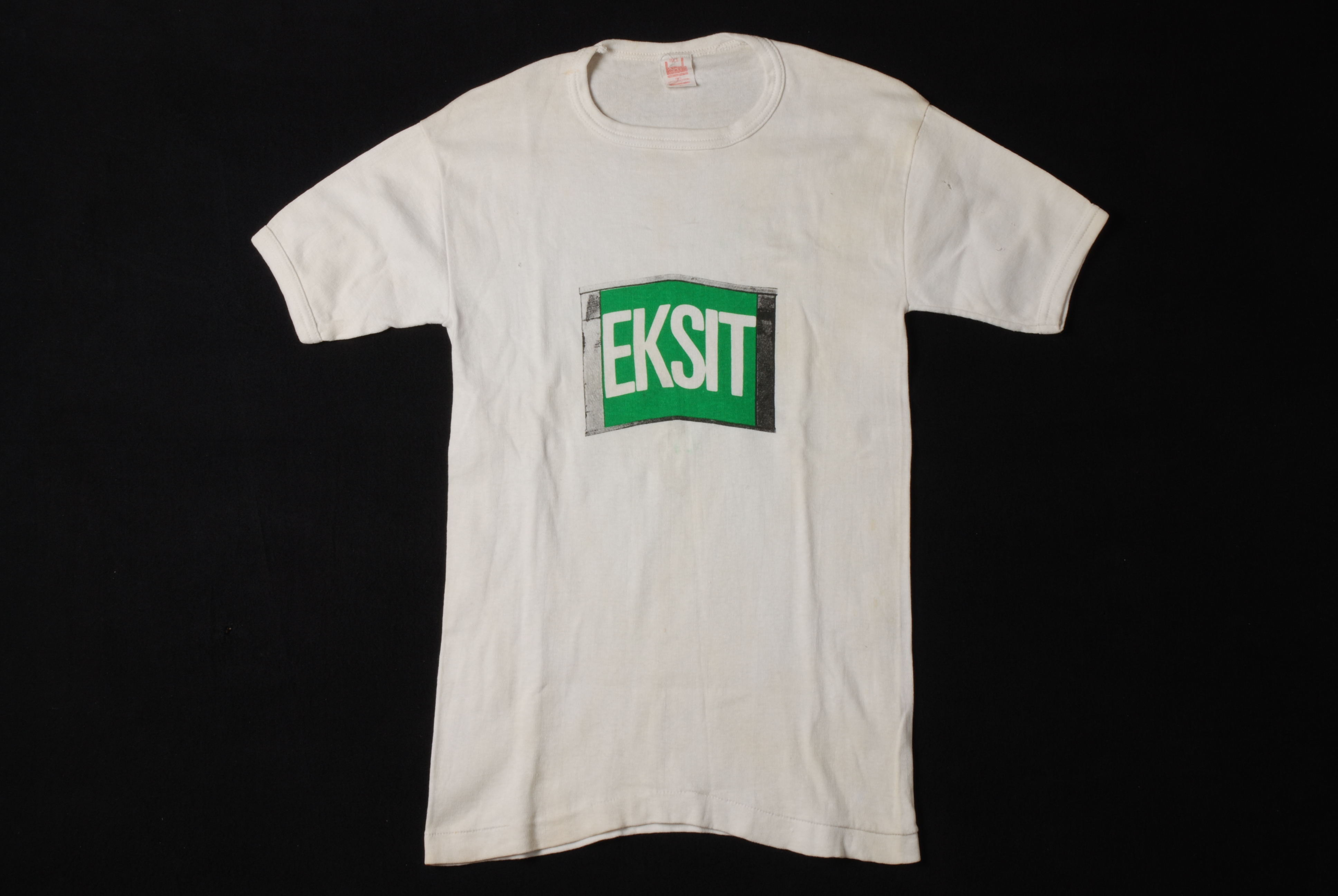 Unknown artist, T-shirt van wit katoen met op de voorzijde een print in groen en zwart, "EKSIT"