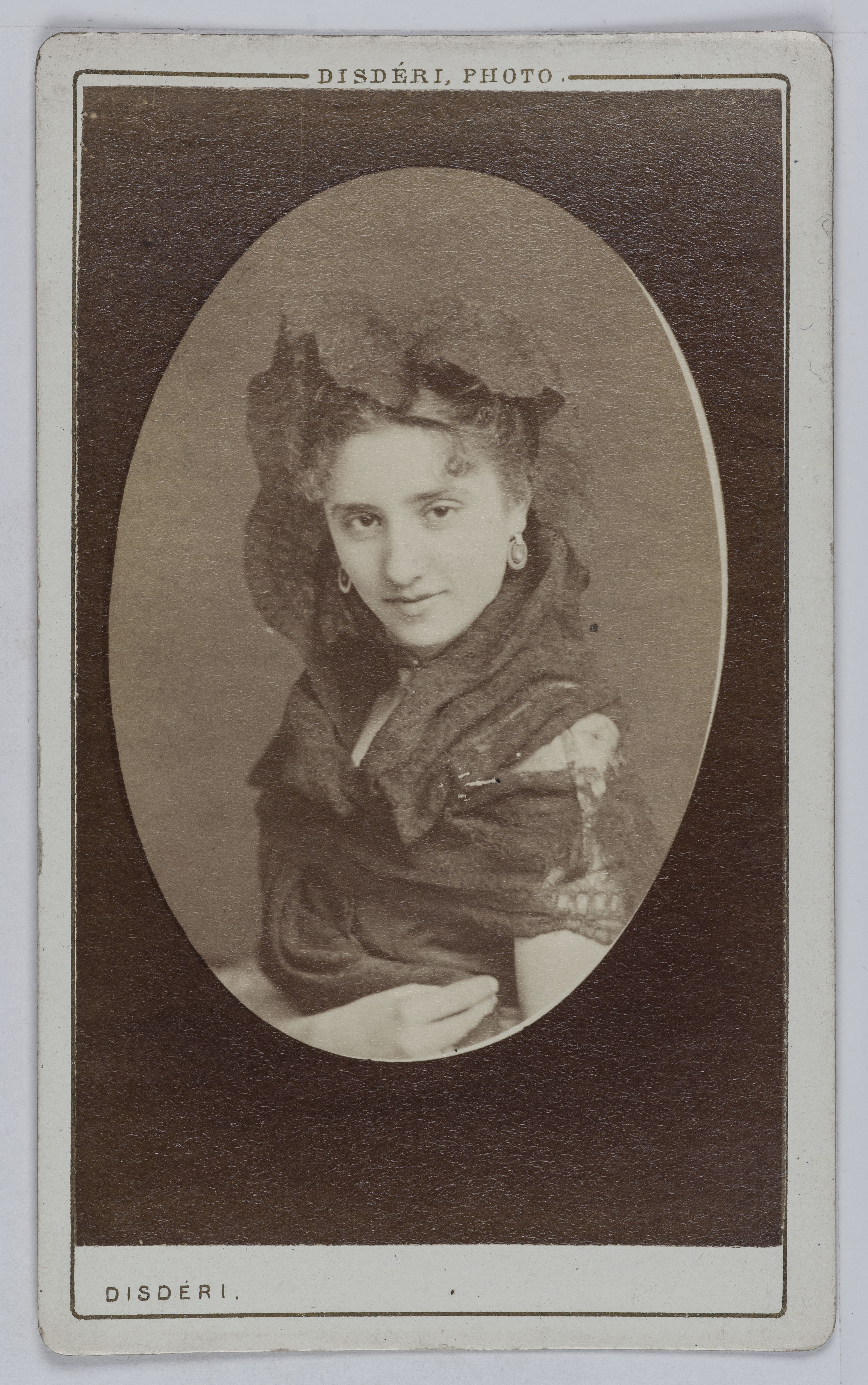 André-Adolphe-Eugène Disdéri, Portrait d'Alice Roch, danseuse au Théâtre de la Gaîté et au Théâtre du Châtelet en 1875.
