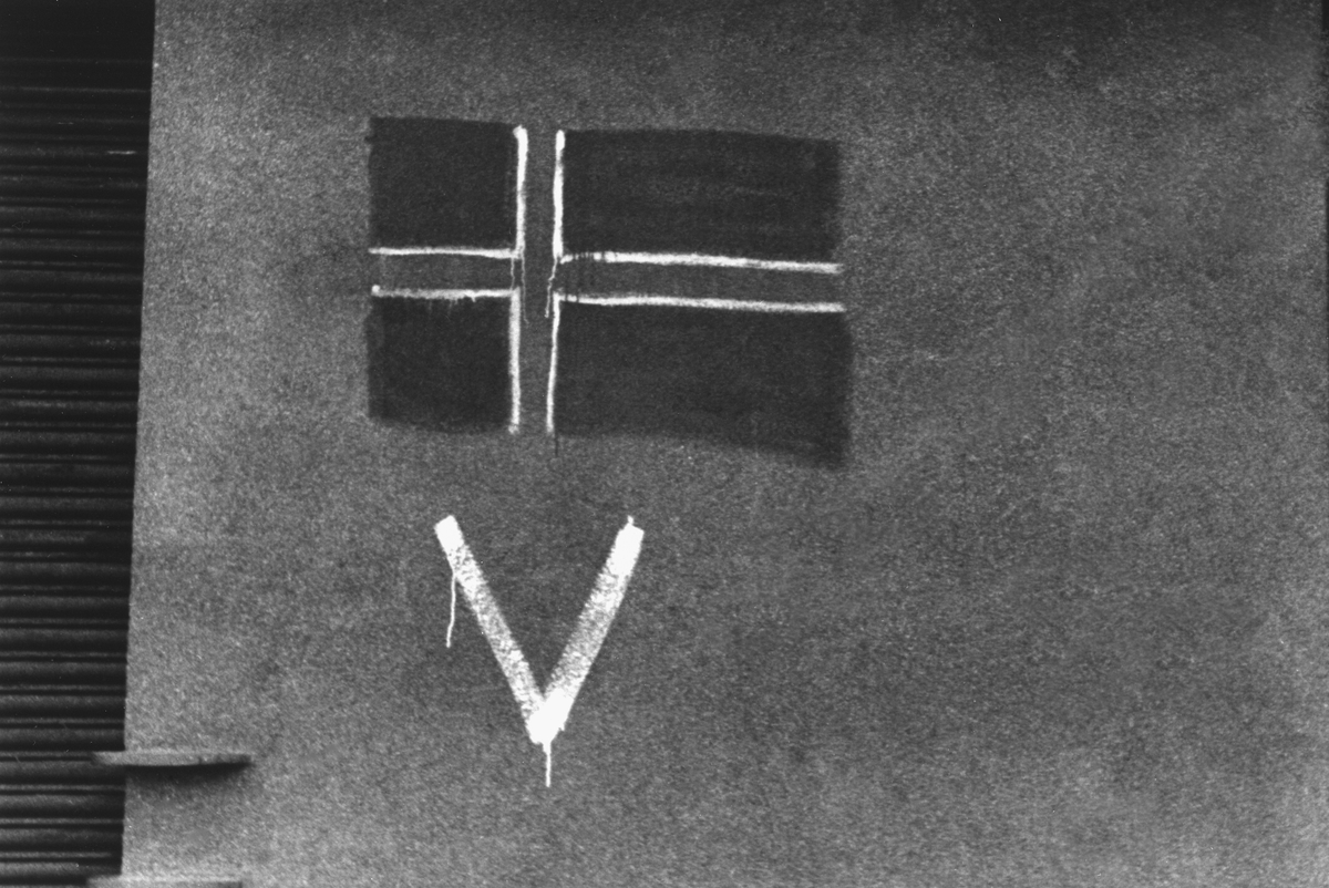 Anno Domkirkeodden, Norske flagget, V-tegnet, malt på Østre torg, rutebilstasjonen natt til 3. august 1941. 2. verdenskrig..