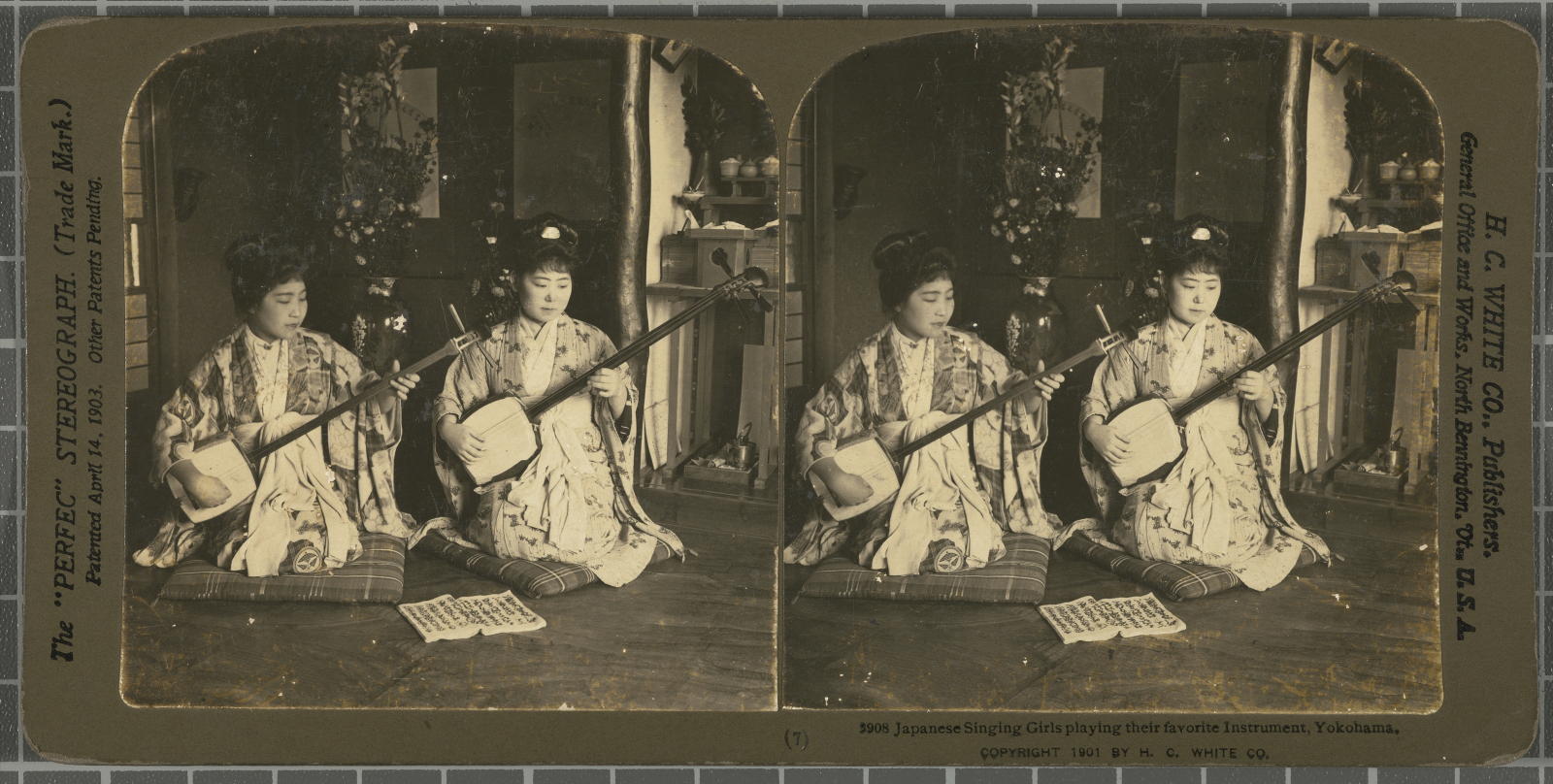 Desconegut, Japanase Singing Girls playing their favorite Instrument, Yokohama. White, H.C. & Co., The "Perfec" Stereograph