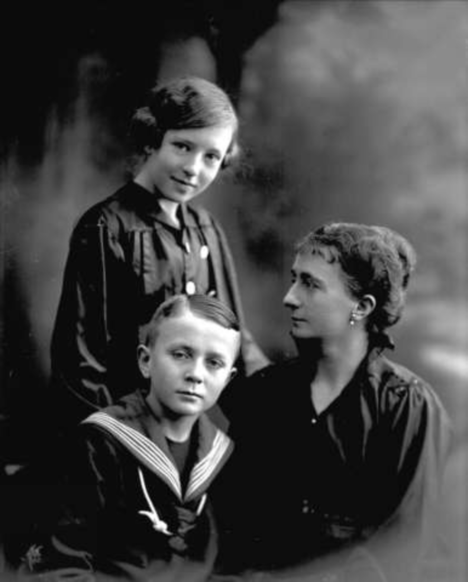 Gustav Borgen, Gruppeportrett, kvinne med to barn. Fru Jenny Blickfeldt.