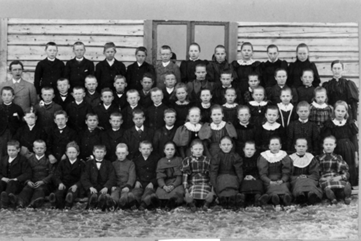 Anno Domkirkeodden, Elever og lærere ved Gaalaas skole (Gålås), Furnes Ringsaker. Ytterst til høyre i tredje rekke er Magnhild Måland. Lærerinne er Marthe Herseth?.