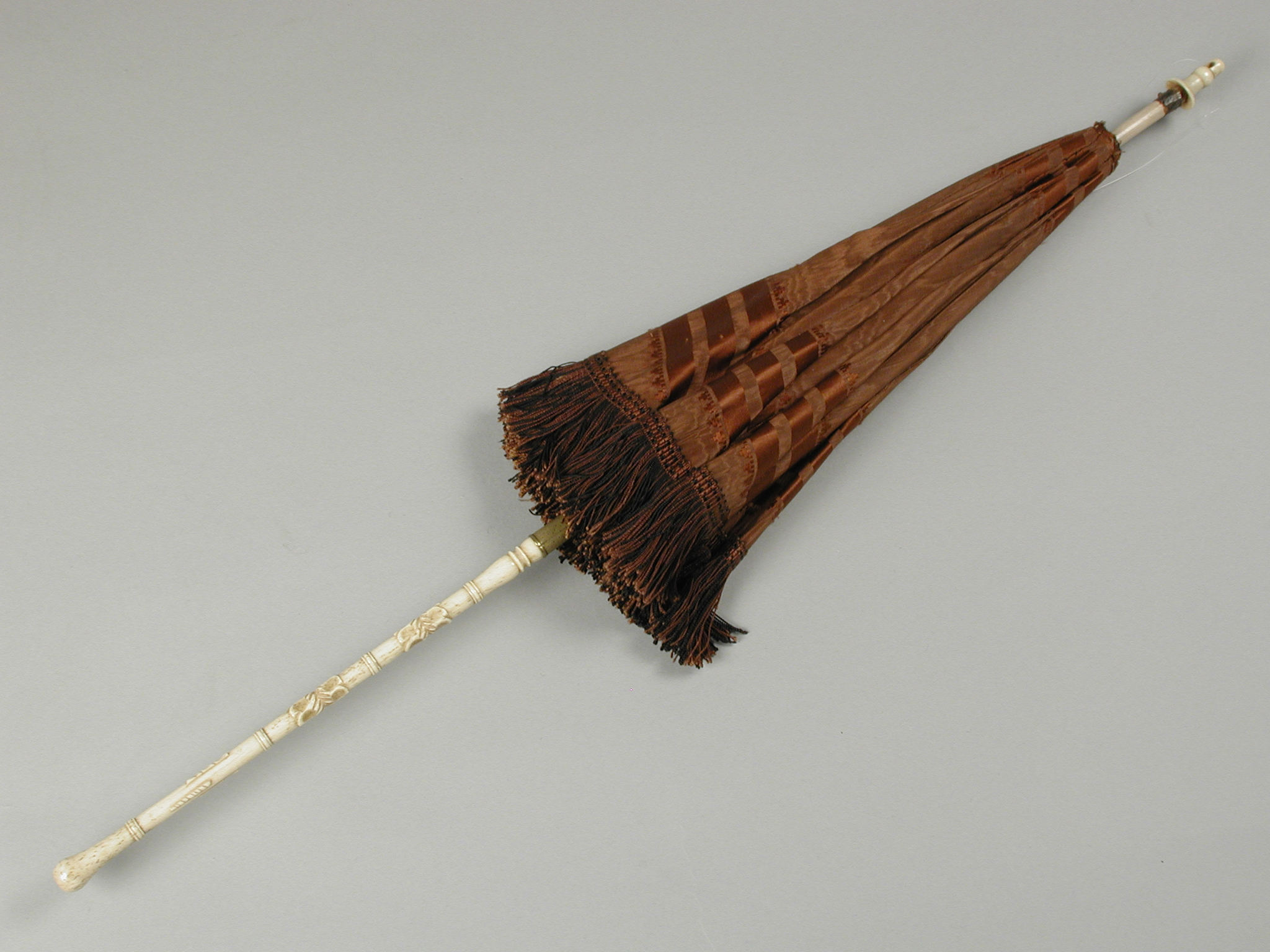 Unknown artist, Rijtuigparasol met bekleding van bruin zijde met bruin-zwarte franjerand, bewerkt, benen handvat