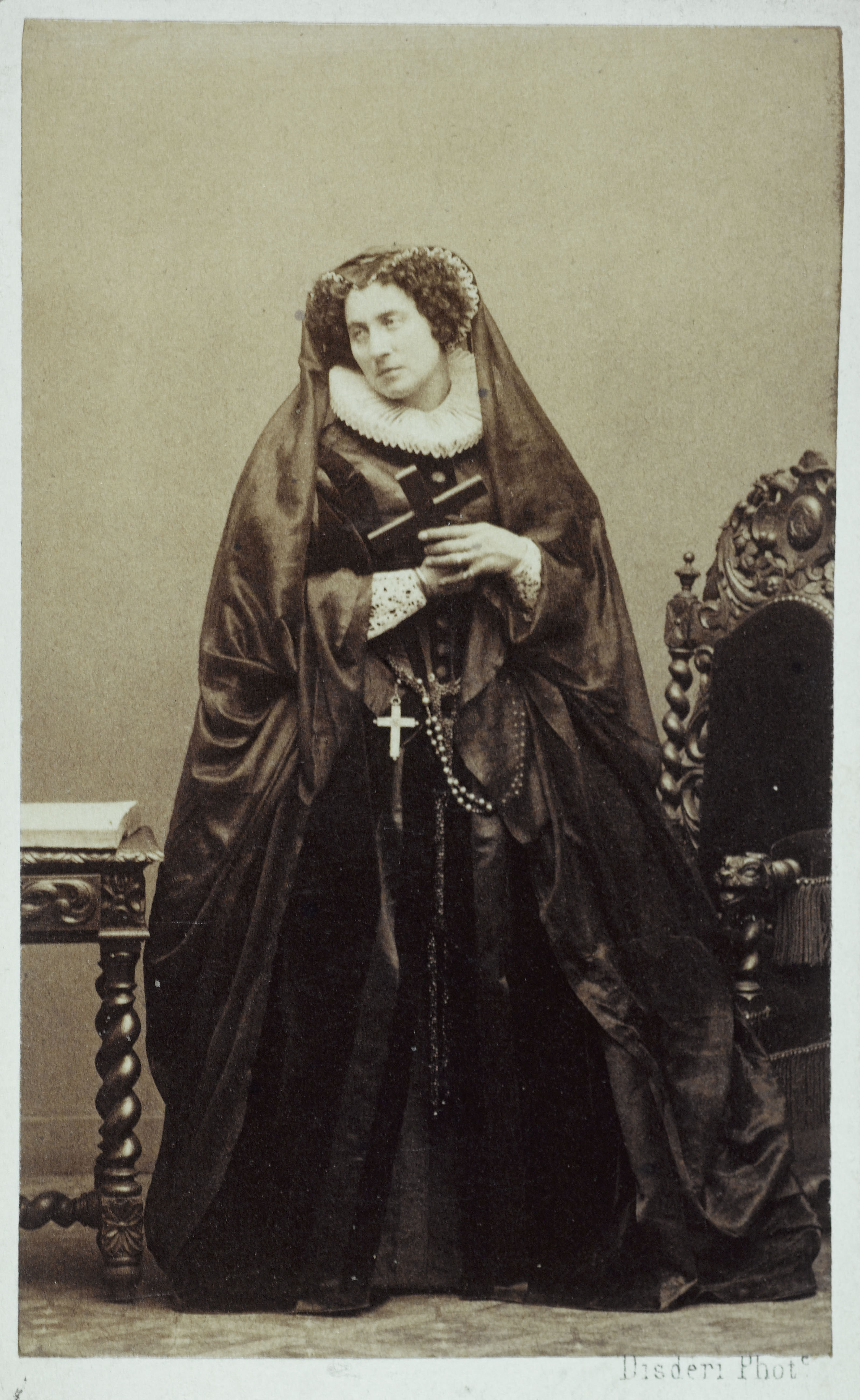 Disderi & Cie, Portrait d'Adélaïde Ristori (1822-1906), tragédienne italienne, en Marie Stuart ?