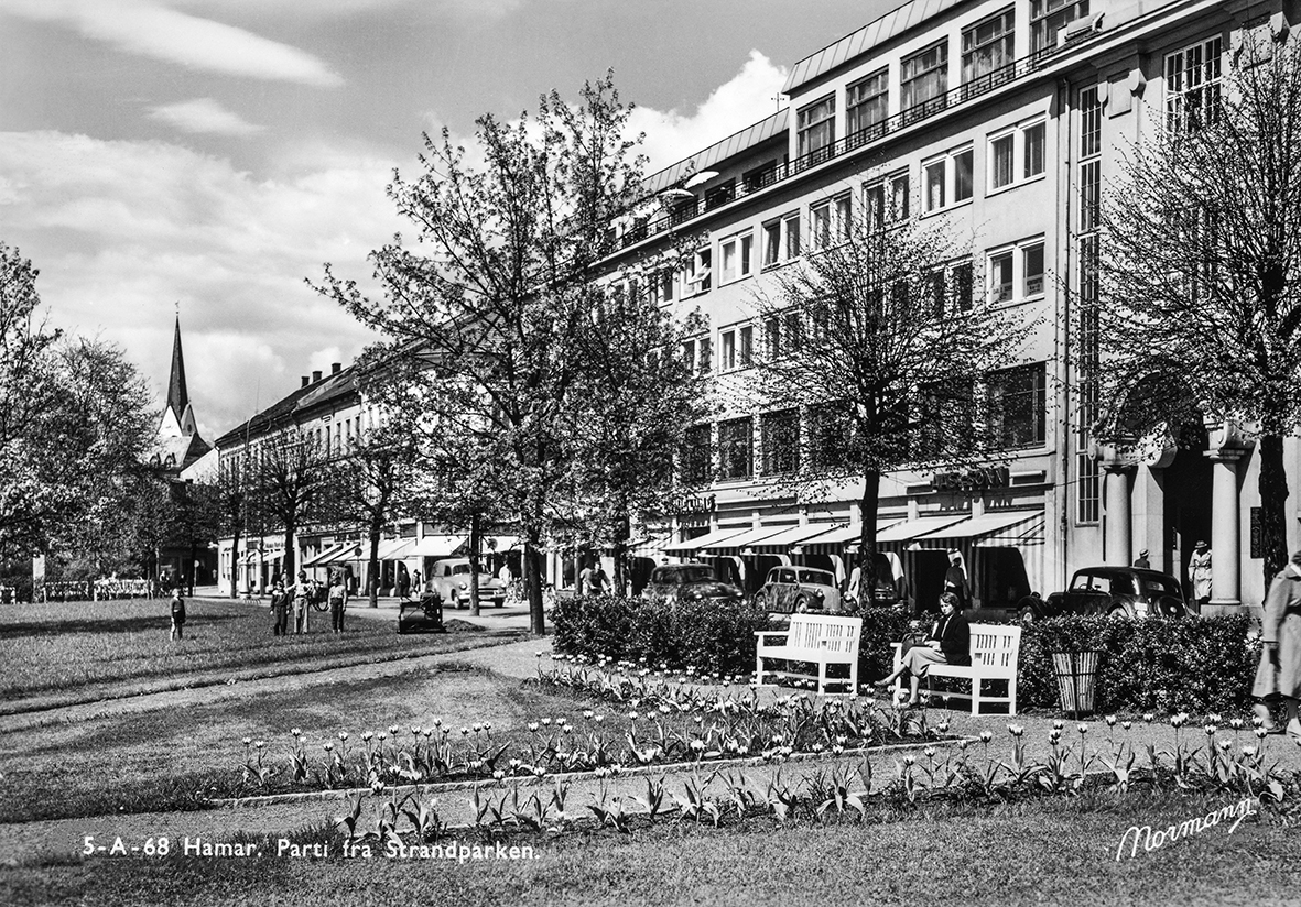 Anno Domkirkeodden, STRANDGATEPARKEN, TULIPANER, BENKER, EKSTERIØR HANDELENS HUS.