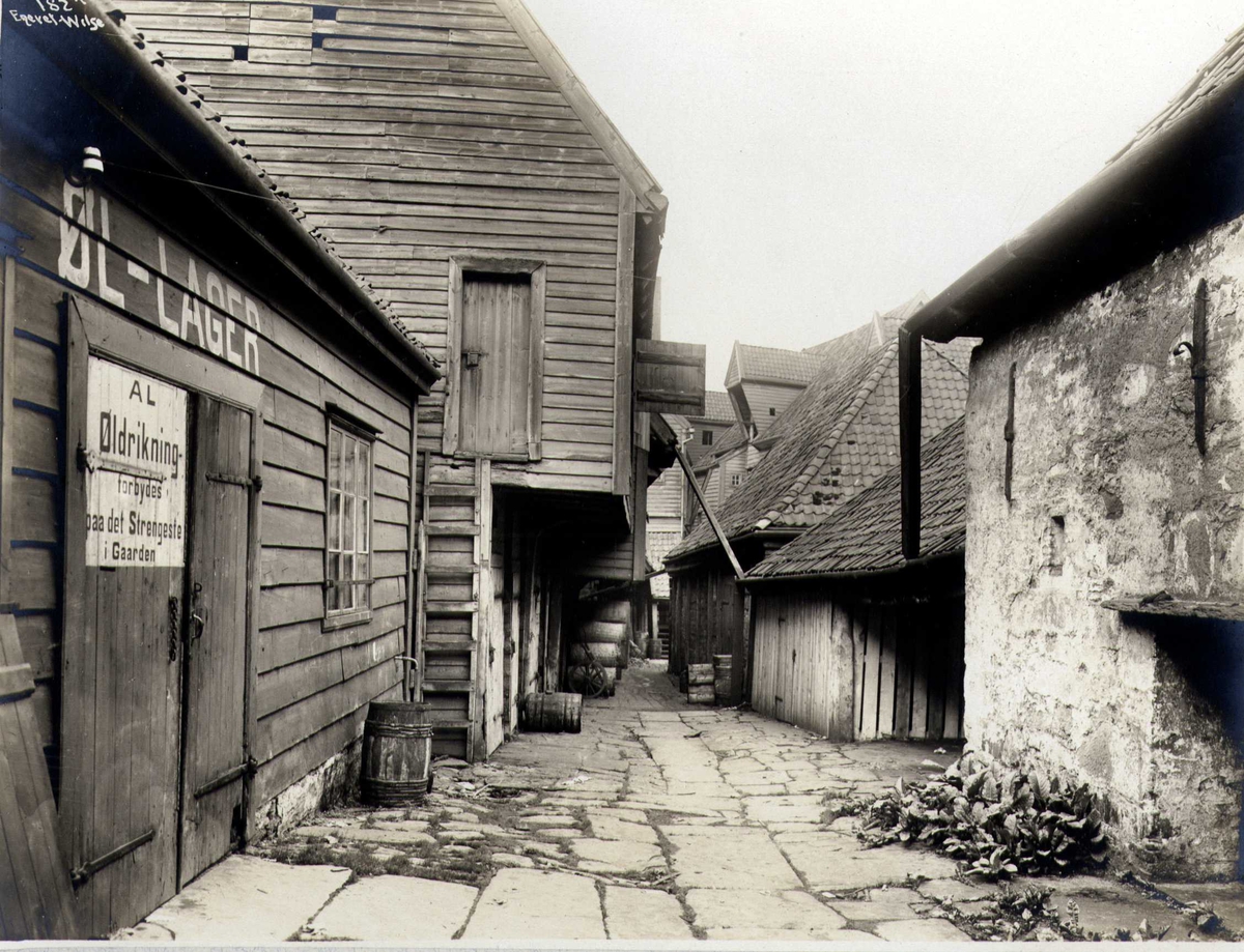 Anders Beer Wilse, Bryggeparti med øllager, Hjortegaarden, Tyskebryggen, Bergen, Hordaland. Fotografert 1912.