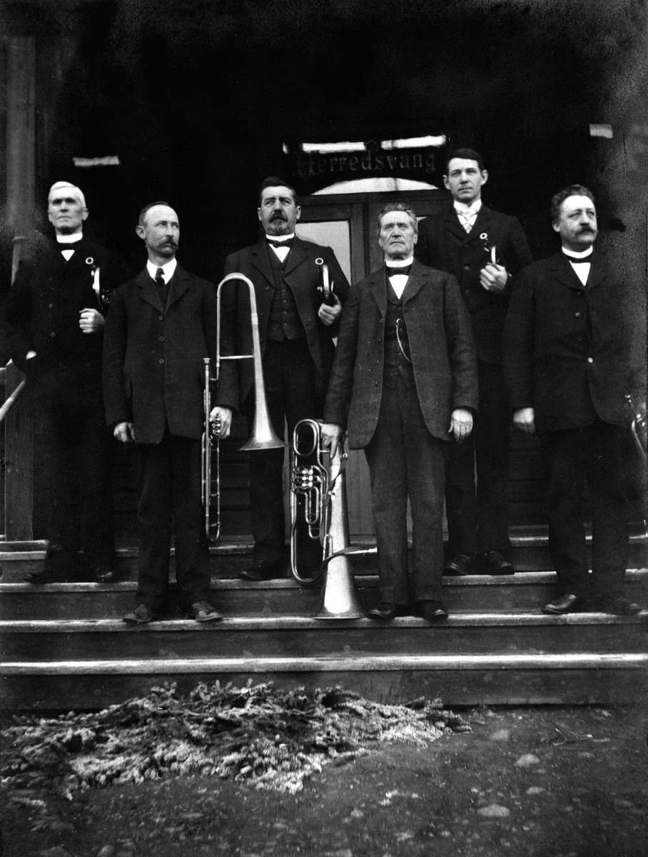 Anno Domkirkeodden, GRUPPE: 6 MESSINGBLÅSERE PÅ TRAPPA TIL HERREDSVANG, ROMEDAL MUSIKKFORENING. F. V. PEDER GAUSTAD, ALTHORN, E. MIKKELSEN, BASUN, KRISTIAN FRENNING, TENOR, FRODE GAUSTAD, TUBA, JOHAN SLAGSVOLD, B-KORNETT OG NILS STENBERGS-KORNETT. . BILDET ER TATT 30. NOVEMBER 1913.