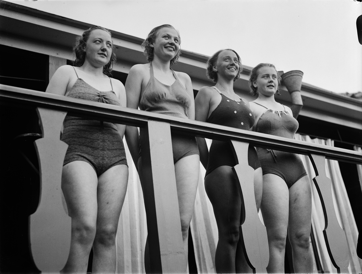 Paul Sandberg, "Kappfabrikens framgångsrika flickor"; Ingrid Candler, Mary Nilsson, Svea Kling och Kerstin Forsell, vinnare i korporationssimtävling vid Fyrisbadet
