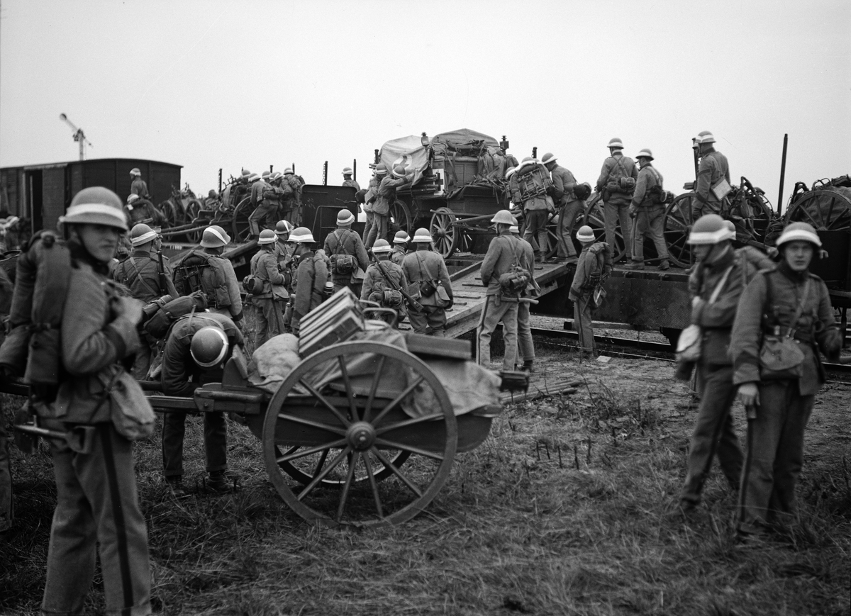 Paul Sandberg, Avlastning av utrustning på järnvägsstationen i Örsundsbro, Uppland, inför militärövning 1937