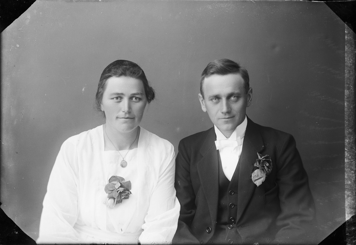Skötsner-Edhlund, Ateljéporträtt - brudparet Sporrong från Tuskö, Börstil socken, Uppland 1923